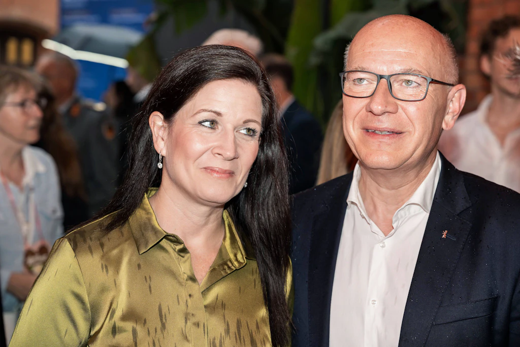 Der Regierende Bürgermeister gemeinsam mit seiner Lebensgefährtin Katharina Günther-Wünsch, Bildungssenatorin von Berlin.