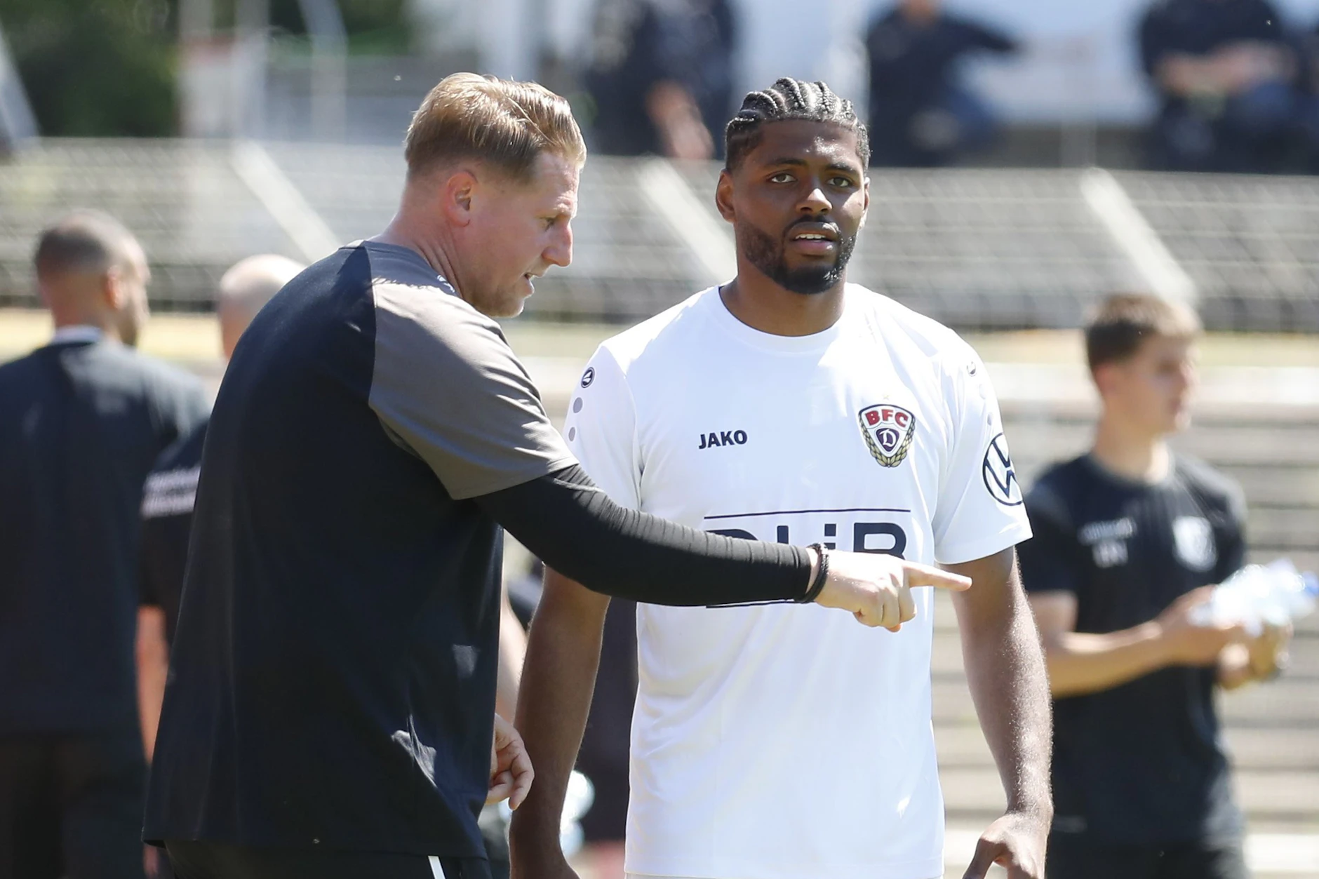 Sven Körner, Cheftrainer des BFC Dynamo, gibt Jamal Rogero vorm Pokalfinale 2026 noch ein paar Tipps mit auf den Weg.