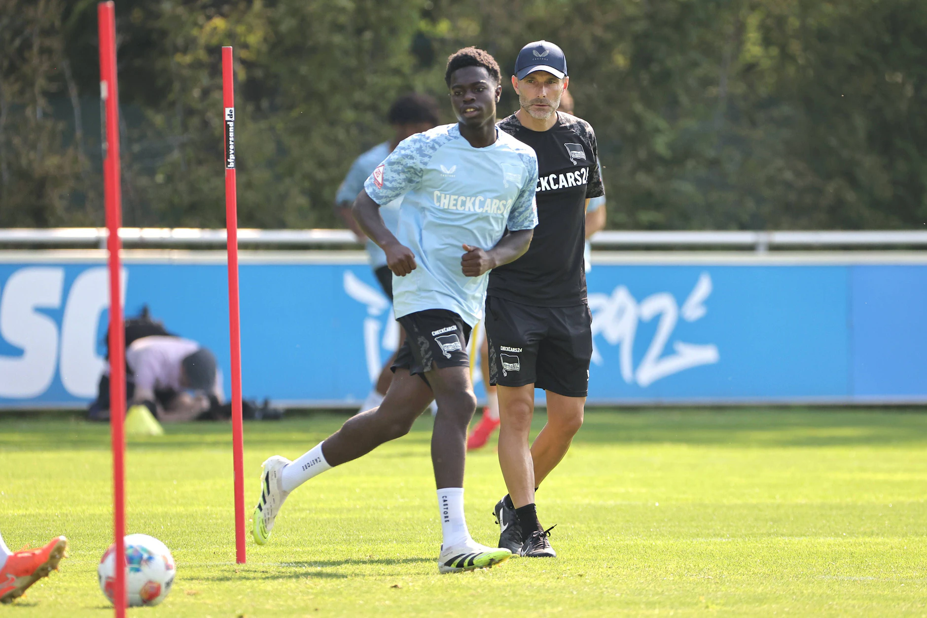 Hertha-Trainer Stefan Leitl beobachtet Boris Mamuzah Lum ganz genau. Der Teenie soll in der neuen Saison zum Stammspieler reifen.