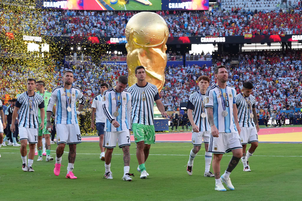 Ernüchterung statt Titel: Argentiniens Spieler um Lionel Messi verlassen nach der Finalniederlage gegen Spanien mit Silbermedaillen das Feld.