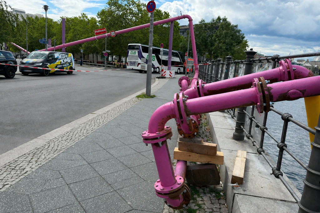 Reisebus rammt Rohr in Berlin-Mitte: Oberirdische Wasserleitung stürzt ein