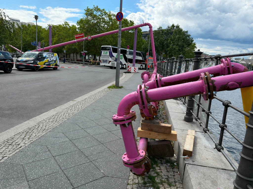 Unfall in Berlin-Mitte: Reisebus bringt Wasserleitung zum Einsturz
