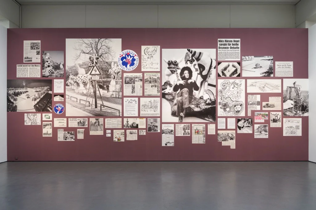An dieser Galeriewand ist der mediale deutsche Kulturkampf um Saint Phalles wuchtige Weibsbilder belegt.