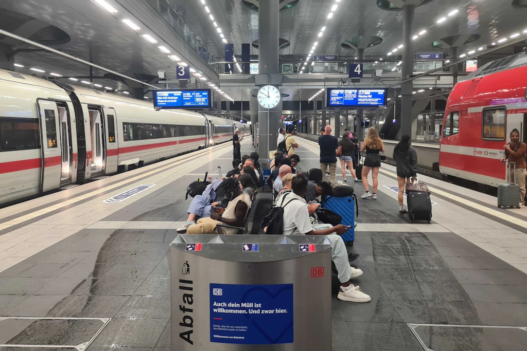 Fahrgäste im Untergeschoss des Berliner Hauptbahnhofs. In dem Turmbahnhof kreuzt die Stadtbahn den Nord-Süd-Fernbahntunnel.