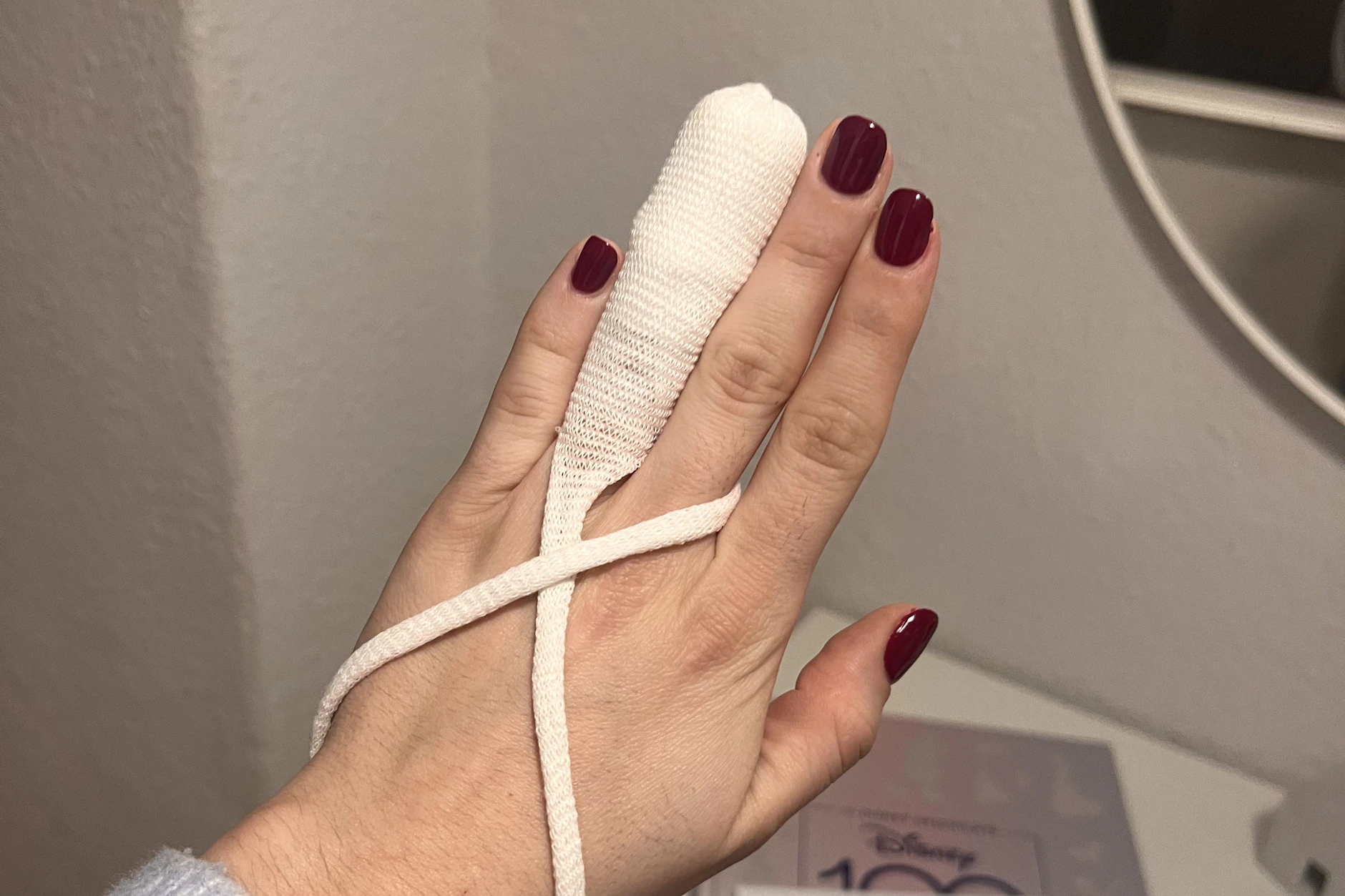 Wenn der Nagel halb abgerissen ist, sollte umgehend ein Druckverband angelegt werden. Diesen Verband legte eine Ärztin an.