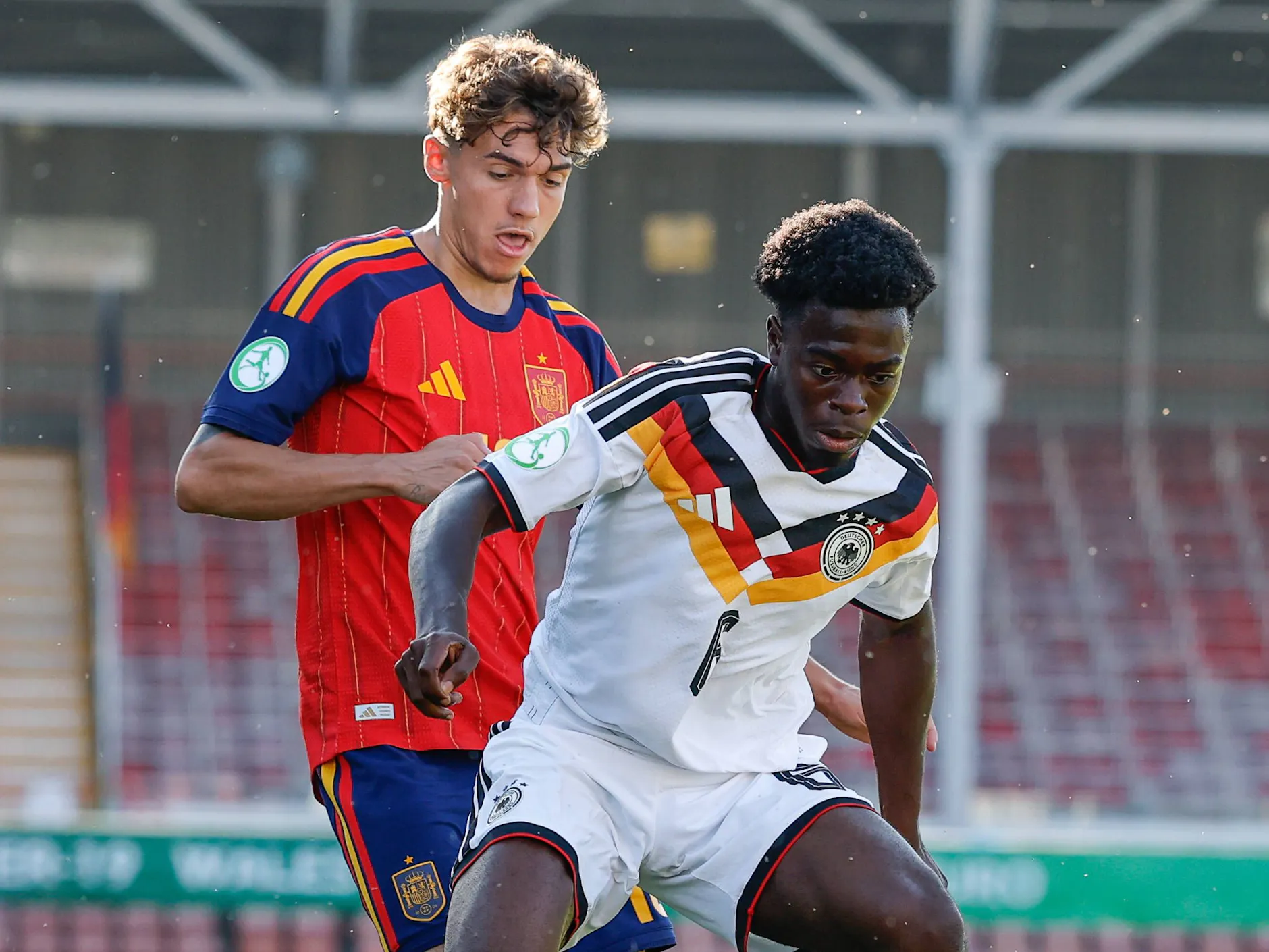 Herthas Boris Mamuzah Lum beim U19-EM-Finale gegen Spaniens Thiago Pitarch. Deutschland verlor 0:2.