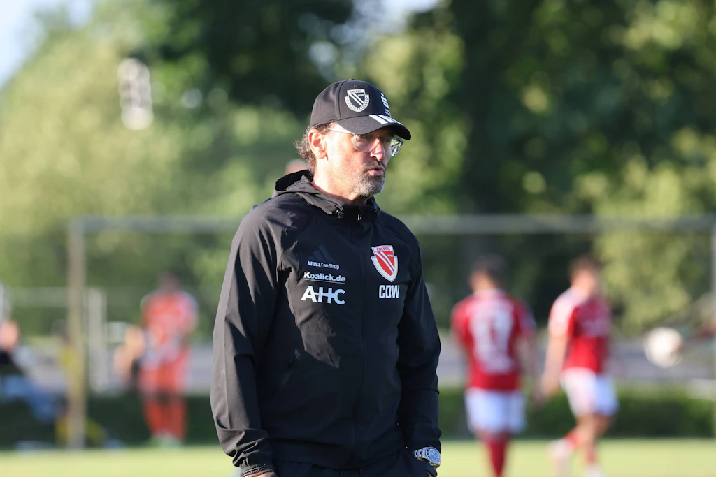 Trainer Claus-Dieter Wollitz beim Unentschieden gegen VSG Altglienicke.
