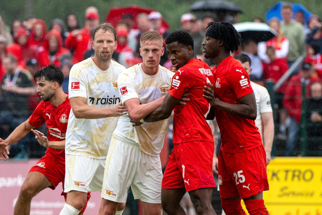 Marvin Friedrich (l.) und Zeno Van Den Bosch (2.v.l.) sind bislang die einzigen Neuen beim 1. FC Union Berlin.