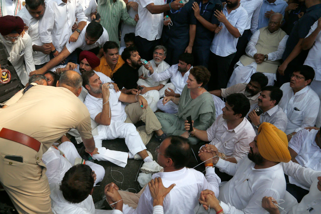 Rahul Gandhi (Mitte links) während der Sitzblockade vor der Residenz von Premierminister Narendra Modi in Neu-Delhi