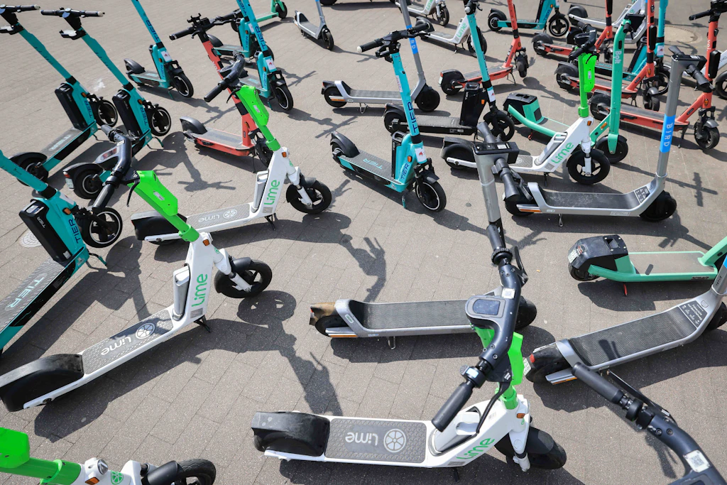 E-Scooter warten auf Mieter. Anfang April 2026 waren in Berlin laut Senatsverwaltung 46.450 Mietvehikel dieser Art gemeldet.