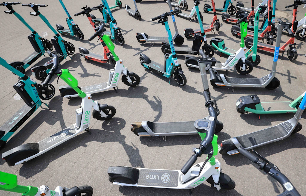 Sieben Tote, 4790 Verletzte, Tausende versenkte Roller: Berlins E-Scooter-Bilanz