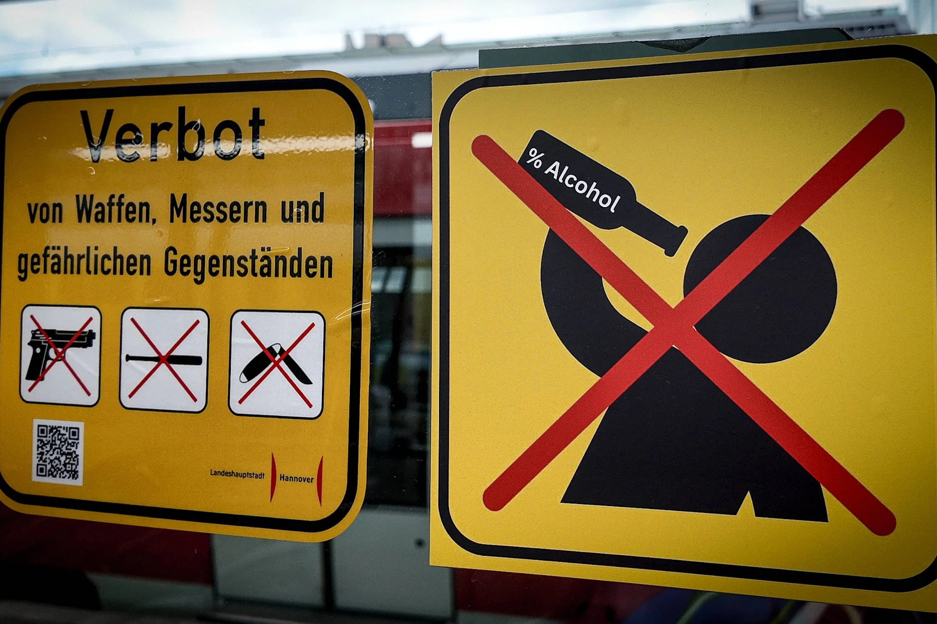 Im Hauptbahnhof von Hannover Hauptbahnhof sind die Verbotsschilder nicht zu übersehen. Bald könnten solche Schilder überall in Deutschland hängen.