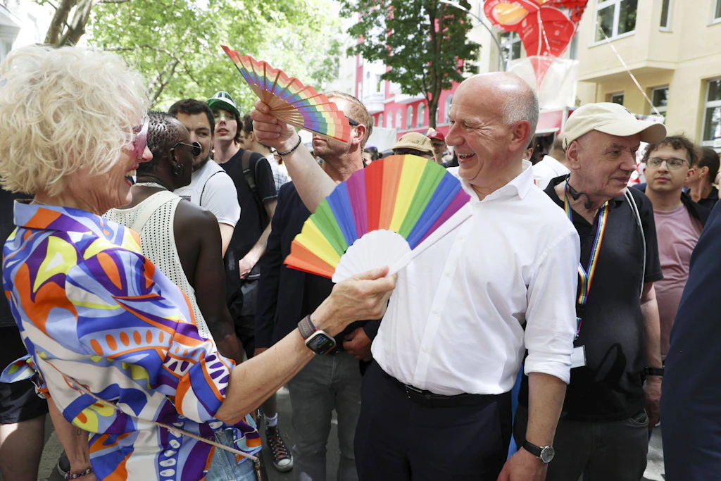 Kai Wegner beim Lesbisch-schwulen Stadtfest am Nollendorfplatz.