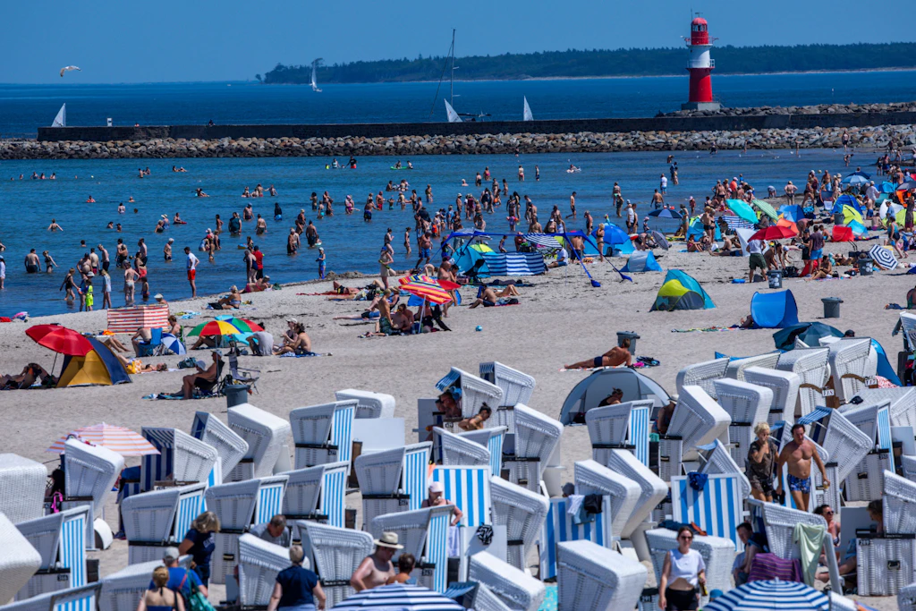 An der Ostsee in Warnemünde haben sich Blaualgen-Teppiche ausgebreitet. Das Gesundheitsamt warnt nun.