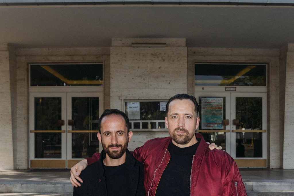 Igor Levit (l.) und Danger Dan vor dem Columbia-Theater