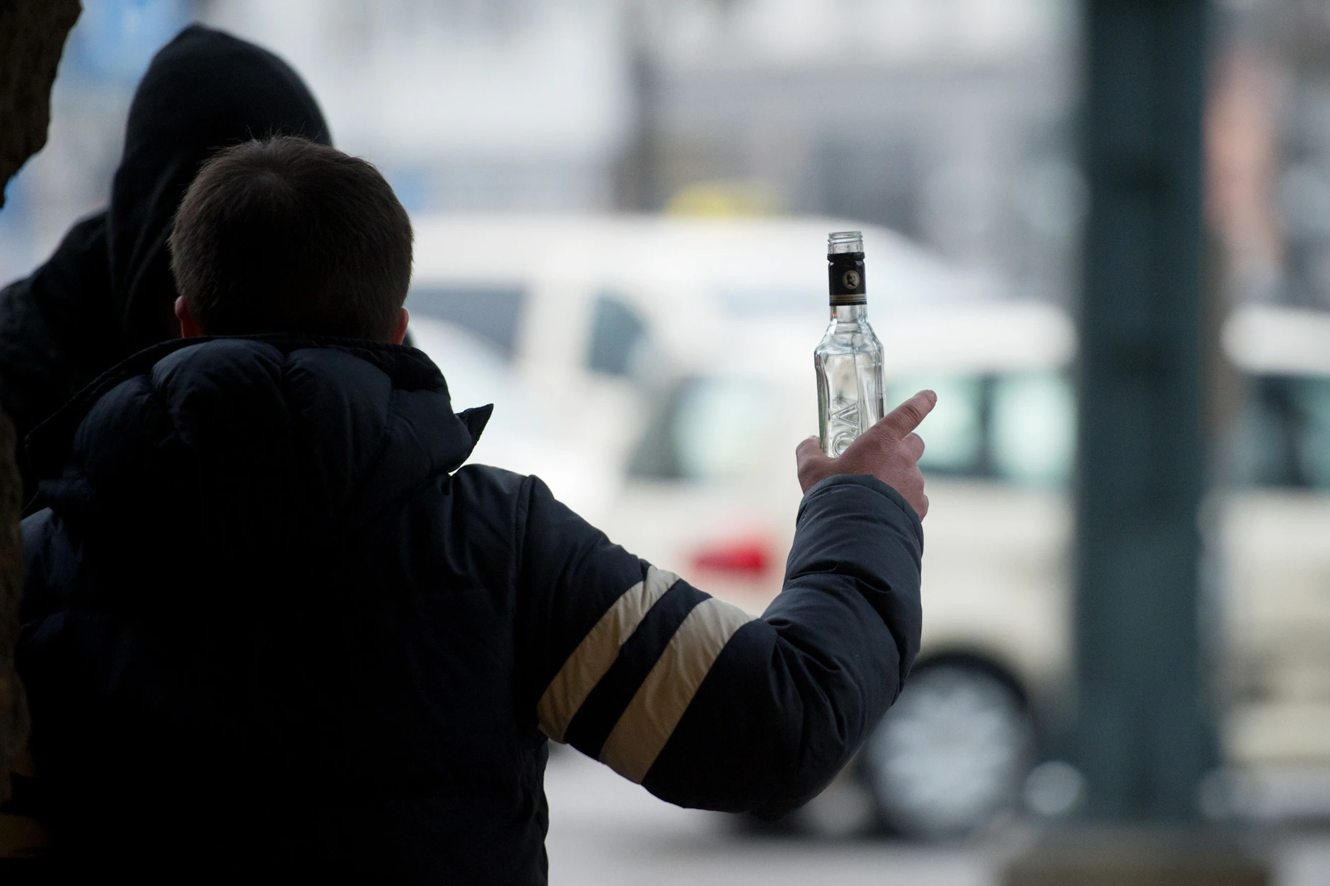 Ein stark alkoholisierter Mann gestikuliert am Hamburger Hauptbahnhof mit einer Wodkaflasche in der Hand. Solche Szenen sollen künftig der Vergangenheit angehören.