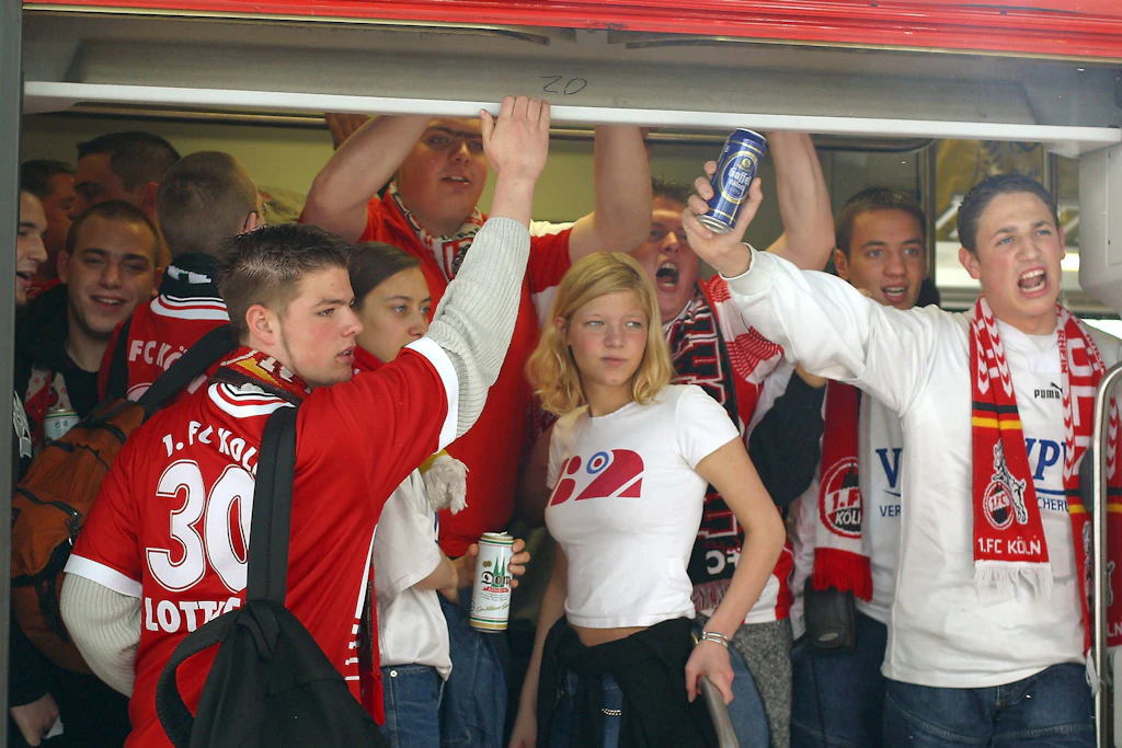 Biertrinkende Kölner Fans im NRW-Express im Duisburger Hauptbahnhof