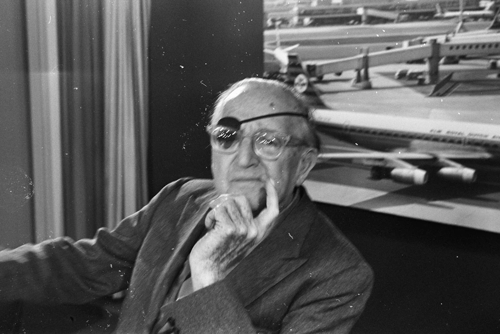 Fritz Lang im Jahr 1969 auf dem Flughafen Schiphol, Amsterdam