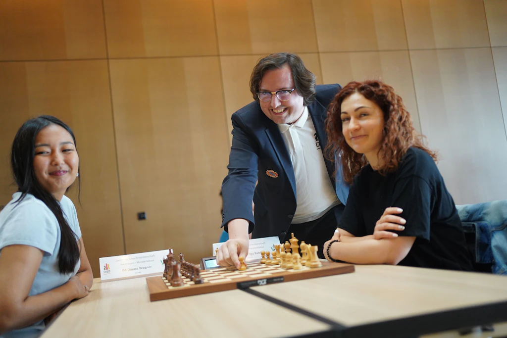 DSB-Präsident Meyer-Dunker eröffnet die Partie von Dinara Wagner (l.) und Olga Babiy