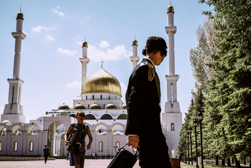 Passanten vor der Nur-Astana-Moschee in der kasachischen Hauptstadt, einer der größten Moscheen Zentralasiens.