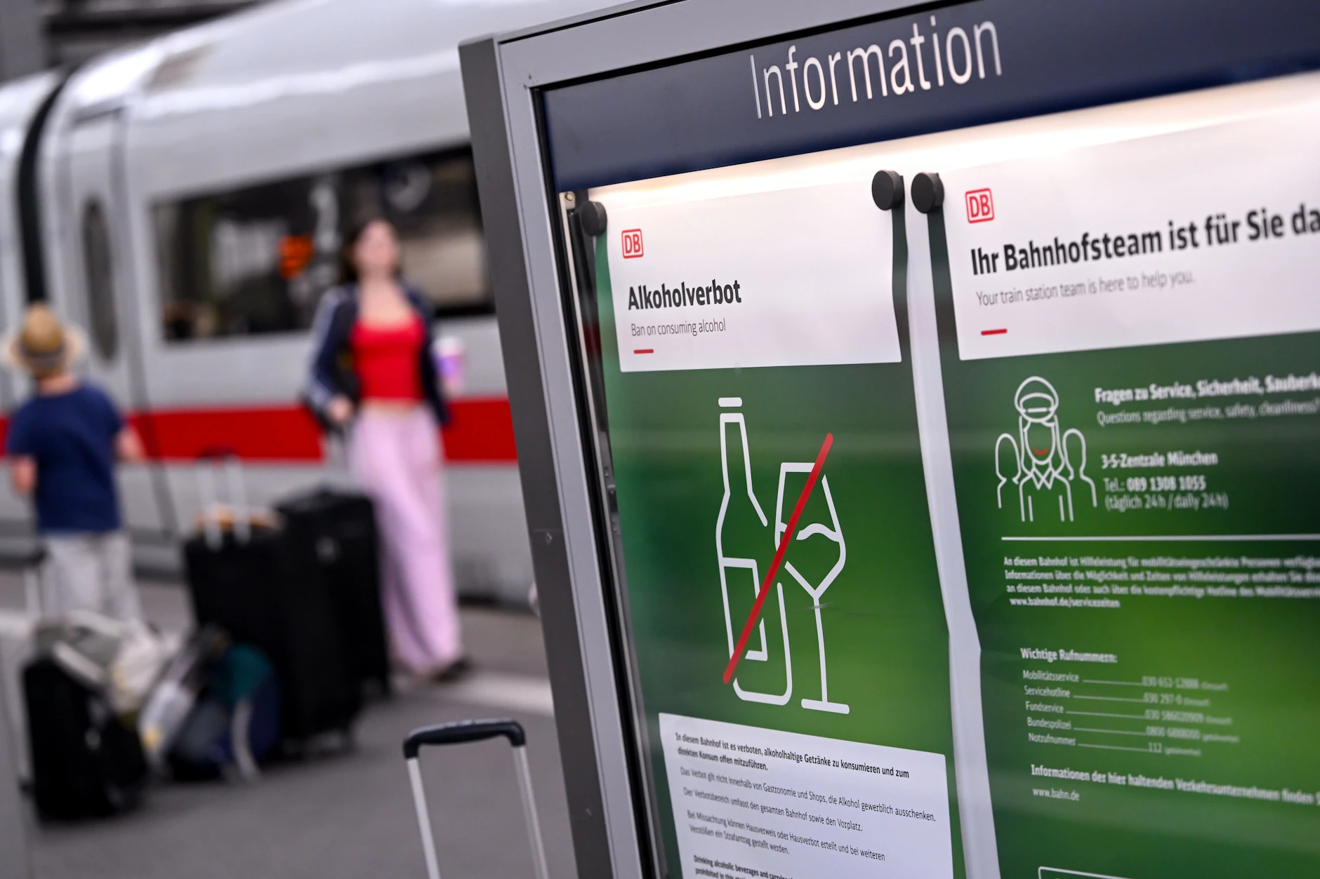 Ein Hinweis auf das Alkoholverbot am Hauptbahnhof in München. Ab 1. September gilt es auch in Berlin am Hauptbahnhof und Gesundbrunnen.