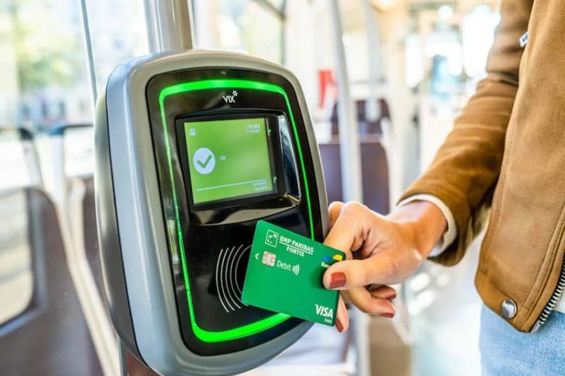 Ein Scanner in einem Bus in Brüssel. Das grüne Licht auf dem Display bedeutet: Der Bezahlvorgang ist beendet. Der Fahrgast darf mitfahren.