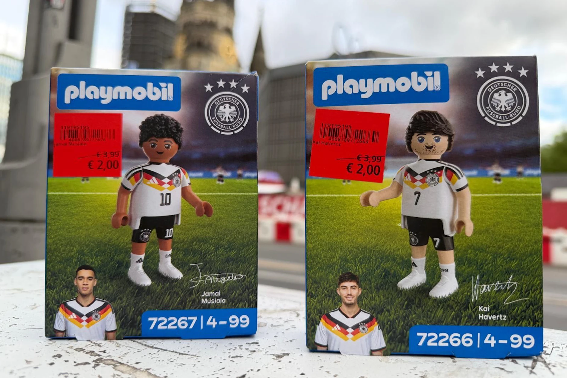 Jamal Musiala (l.) und Kai Havertz sind im KaDeWe für zwei Euro zu bekommen.