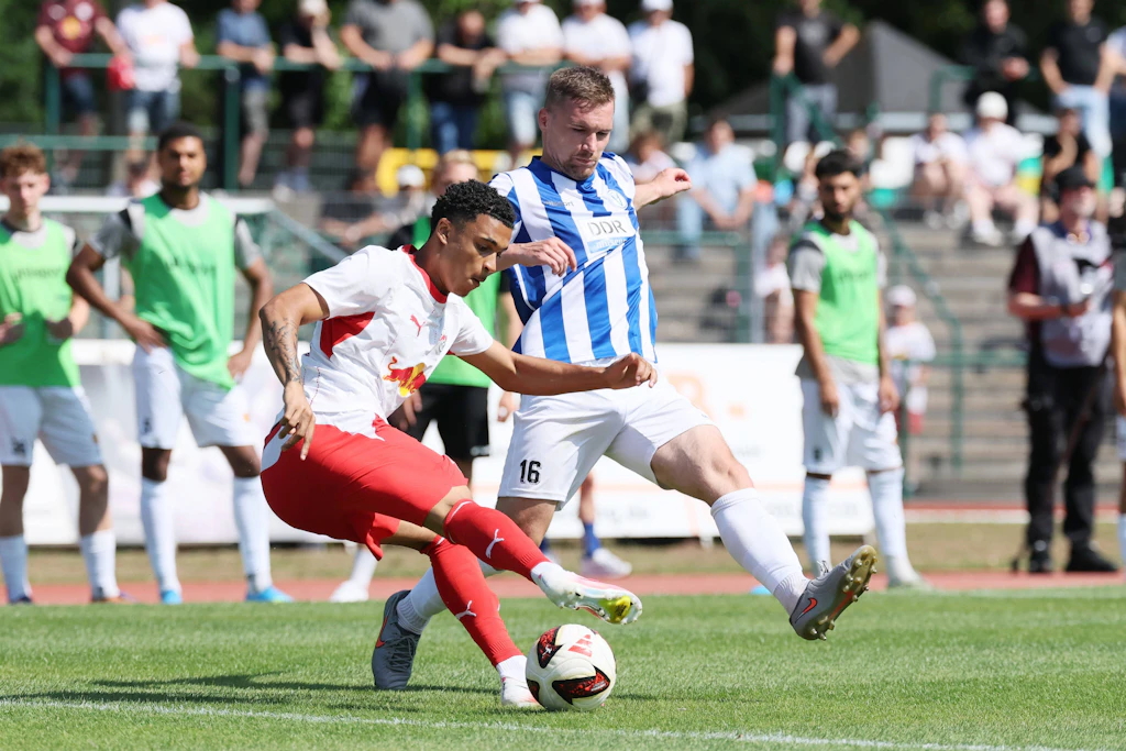 Anthony Barylla (r., hier im Test gegen RB Leipzig) ist einer der erfahrenen Neuen bei der VSG Altglienicke.