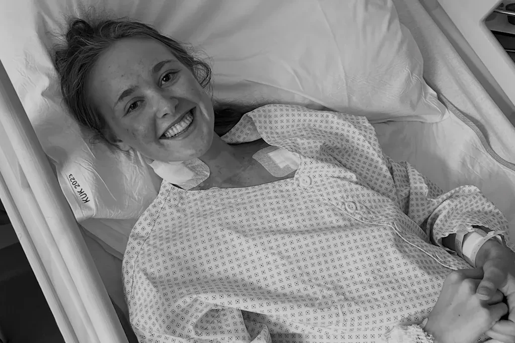 Katharina Engelhardt im Krankenbett: Trotz der schweren Herzmuskelentzündung lächelt die 18-Jährige – an Leistungssport ist aber nicht mehr zu denken.