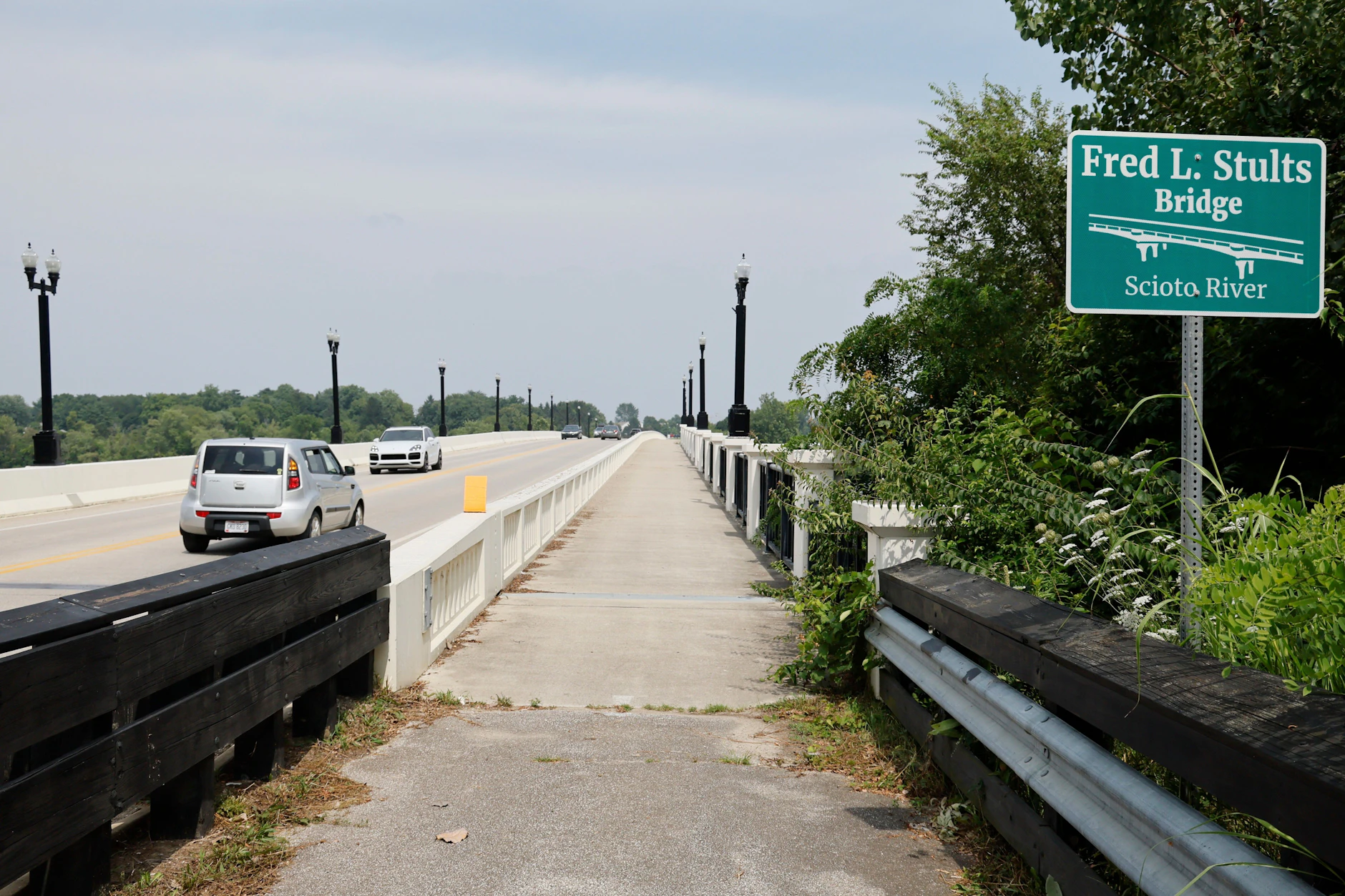 Autos fahren über die Fred-L.-Stults-Brücke über den Scioto River in der Nähe der Stelle, an der in Powell mehrere Menschen ums Leben kamen.