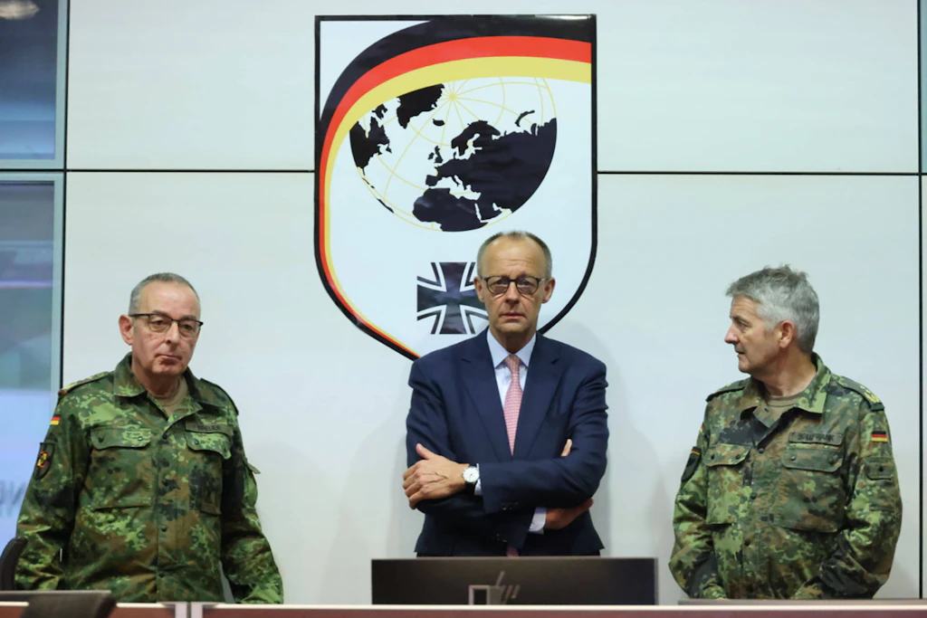 Bundeskanzler Friedrich Merz im Operativen Führungskommando der Bundeswehr: Profitiert er persönlich von seinen Aufrüstungsentscheidungen? Das Bundespresseamt verweigert substanzielle Antworten.