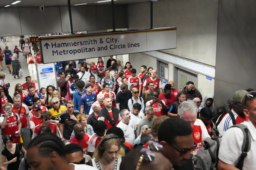 Volle U-Bahn in London: Fußballfans und Pendler drängen sich in einer Station der Underground. In Londons Nahverkehr gilt seit Jahren ein striktes Alkoholverbot