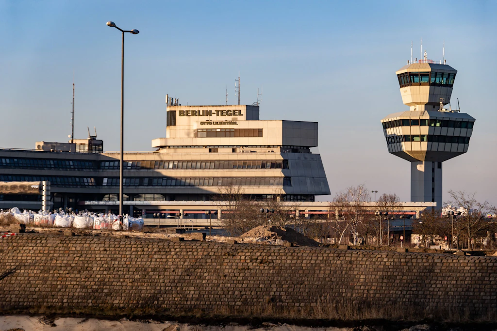 Das denkmalgeschützte Terminal des früheren Flughafens Berlin-Tegel: Fünf Jahre nach dem letzten Flug beginnt auf dem Areal der Umbau zu Berlin TXL.