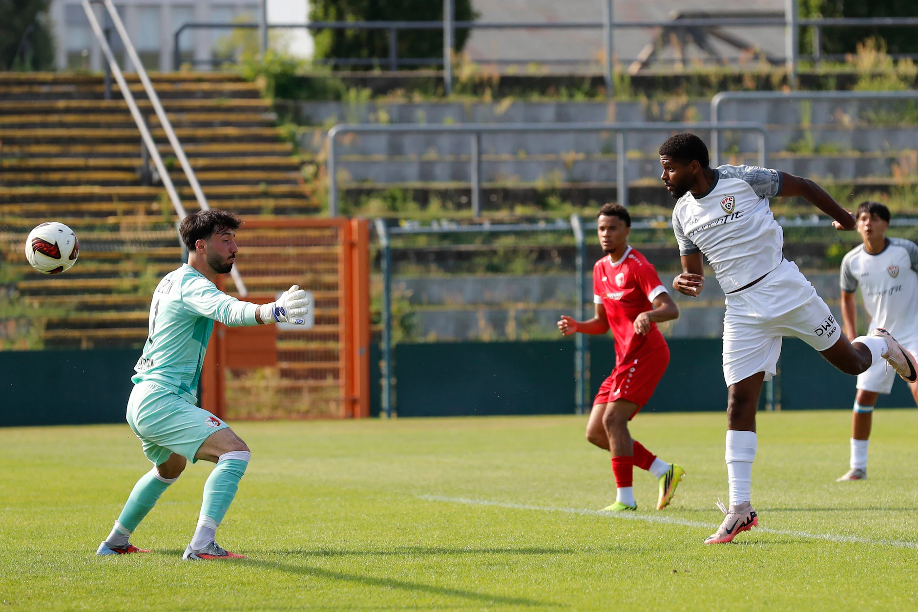 Jamal Rogero vom BFC Dynamo trifft beim Test gegen den BAK per Kopf zum 1:0.