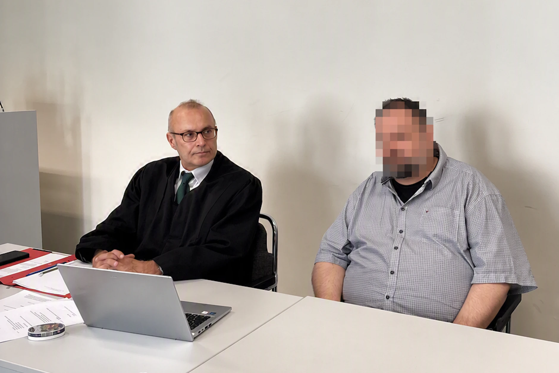 Rund 16 Monate lebte Mario M. (55, rechts) in einem Hotel – für lau. Schaden: 107.000 Euro. Jetzt musste er mit Anwalt vor Gericht erscheinen.