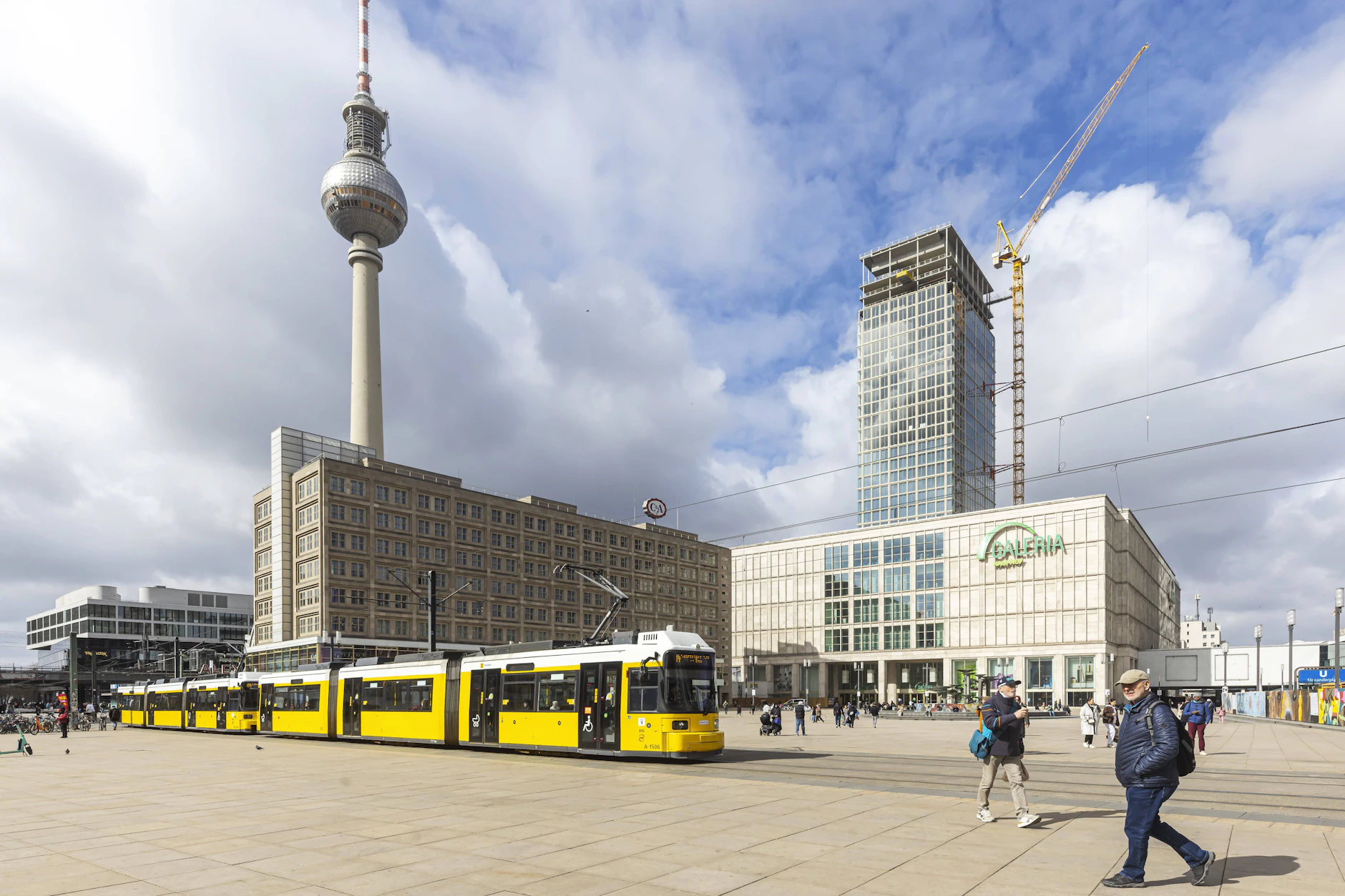 Das Galeria Kaufhaus am Alexanderplatz: In das Warenhaus soll künftig die Zentral- und Landesbibliothek einziehen.