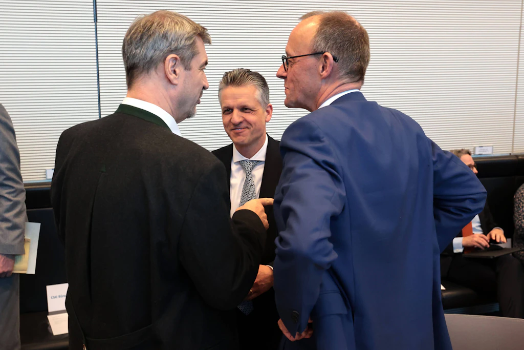 Thorsten Frei (m.) soll neuer Fraktionsvorsitzender der Union im Bundestag werden. Markus Söder (l.) und Friedrich Merz haben ihn vorgeschlagen.