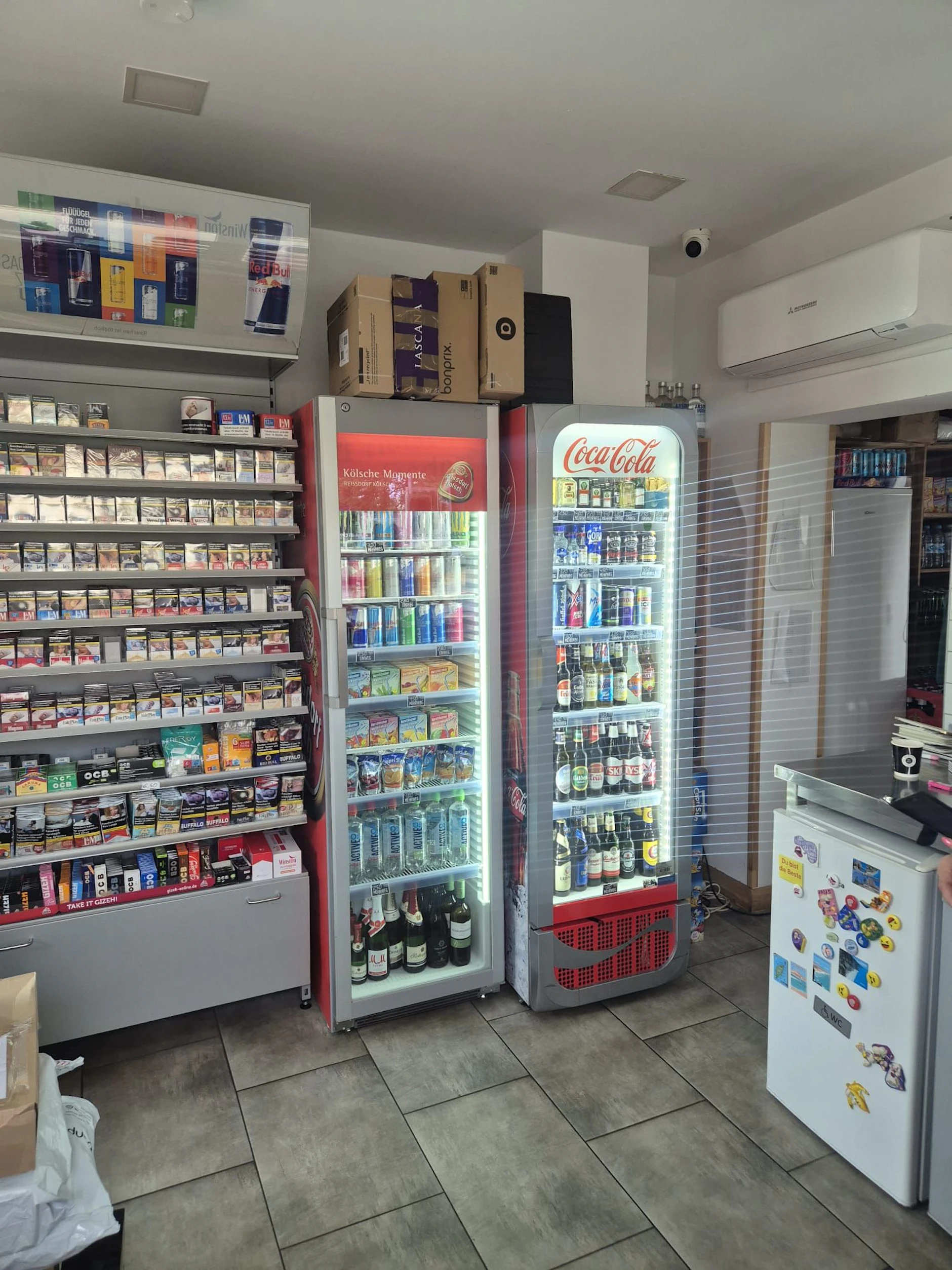 Der Kiosk hat alles, was man braucht: Von Tabak über Getränke bis hin zu Snacks ist alles dabei.