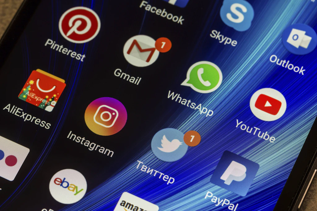 In den WhatsApp-Einstellungen lassen sich unbekannte Sitzungen unter „Verknüpfte Geräte“ aufspüren und beenden.