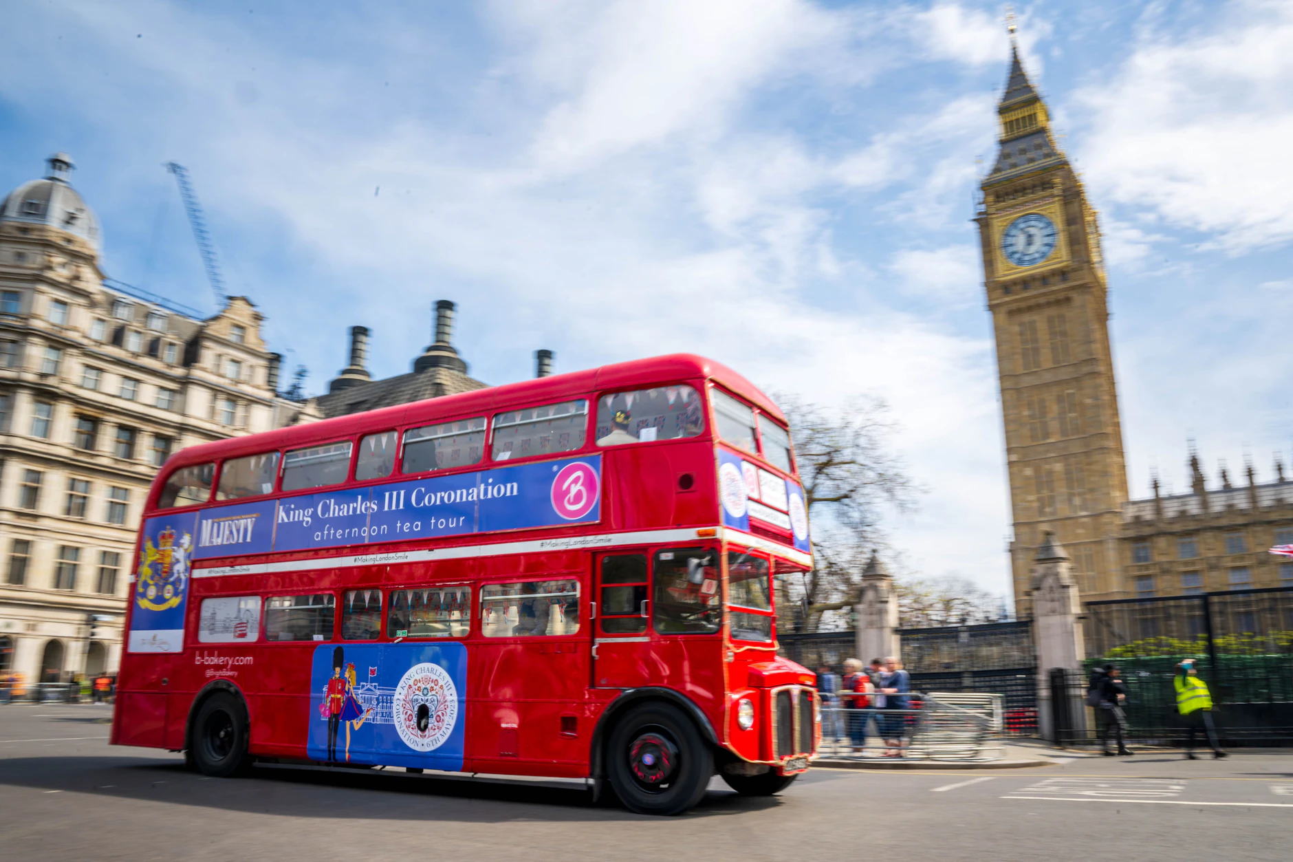 Typisch London: Es gibt nicht viel, das die britische Hauptstadt ikonischer symbolisiert als rote Doppeldecker-Buss vor dem Elizabeth Tower mit der weltberühmten Glocke „Big Ben“.