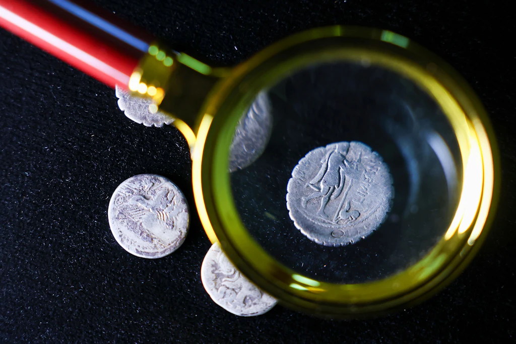 Ein genauerer Blick auf die gefunden römischen Silbermünzen – auf dieser ist der heimkehrende Odysseus zu sehen.