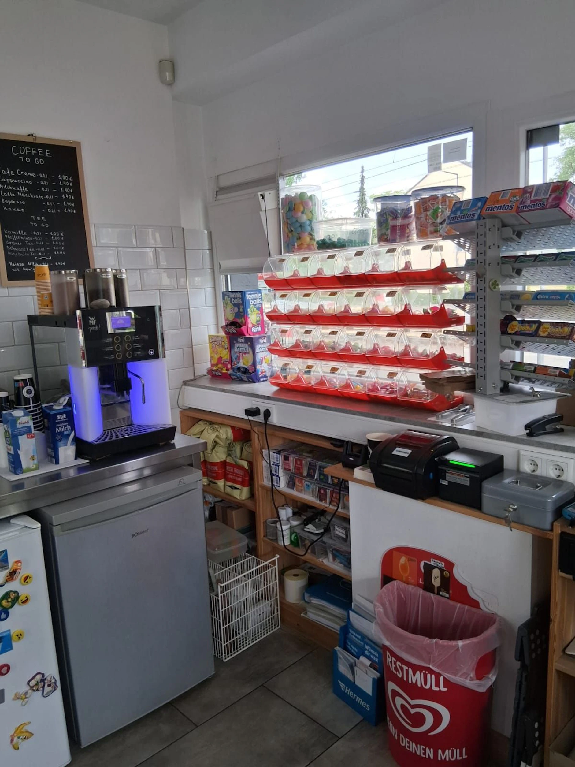 Die berühmte Süßigkeiten-Ecke findet sich auch hier im Kiosk wieder.
