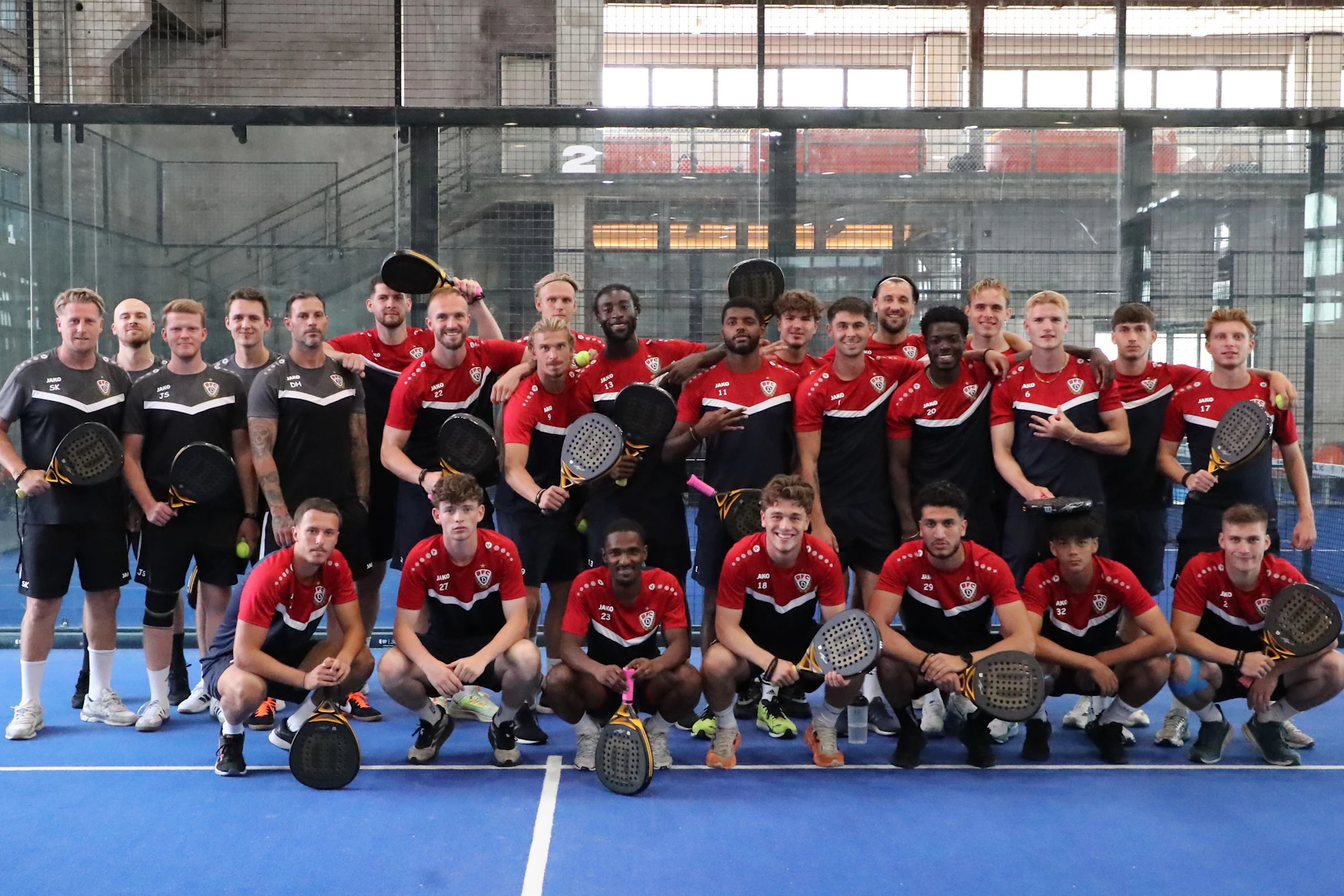 Keine Sorge, der BFC Dynamo hat nicht die Sportart gewechselt, aber ein Nachmittag beim Padel-Tennis ist gut für den Teamgeist.
