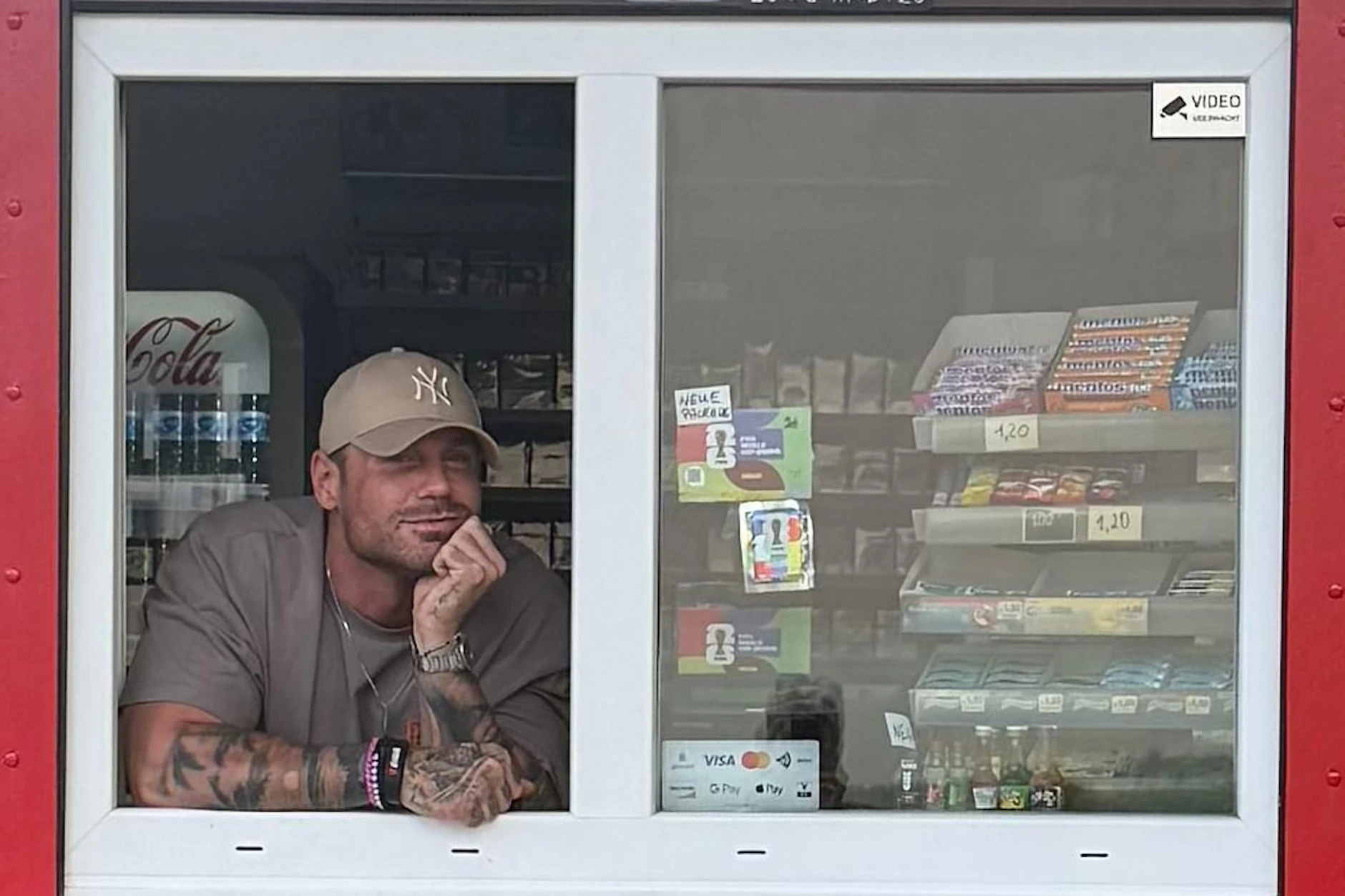 Hier fühlt sich Chris wohl: Das kleine Geschäft bereitet dem TV-Star Freude.