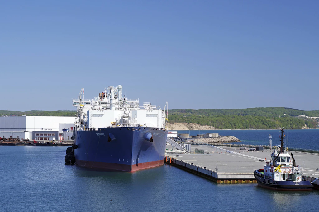 Ein LNG-Tanker in Mukran, Mecklenburg-Vorpommern.