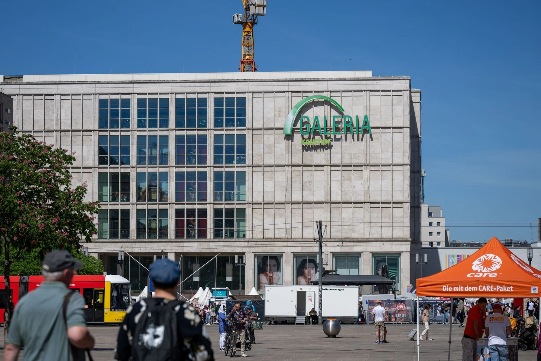 Bundesweit werden aktuell 33 Galeria-Filialen auf ihre Wirtschaftlichkeit überprüft. Auch der Kaufhof am Alexanderplatz ist von Schließung bedroht.