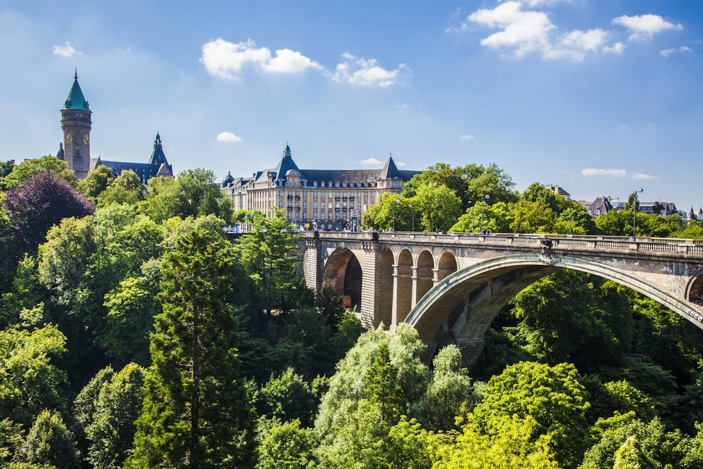 Luxemburg-Stadt mit der Adolphe-Brücke: Die Hauptstadt des Großherzogtums führt das Lebensqualität-Ranking der Deutschen Bank zum zweiten Mal in Folge an.
