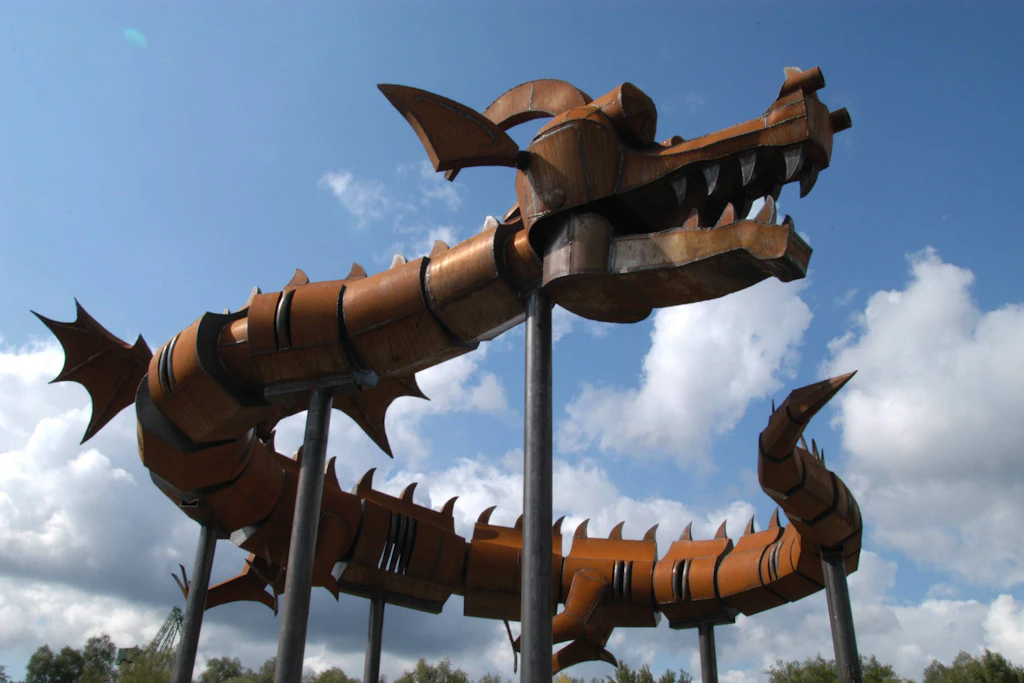 Der große Drache am Zauberberg im Familiengarten Eberswalde: Das Ausflugsziel rund eine Stunde nördlich von Berlin lockt Kinder mit Kletter- und Rutschanlagen.