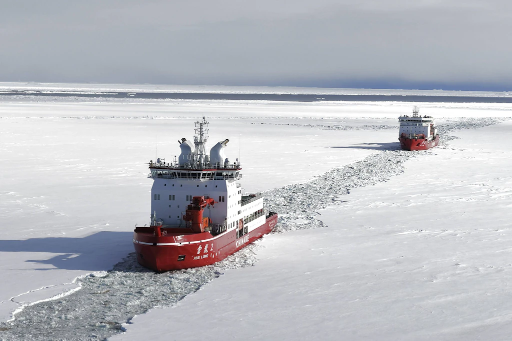 Die chinesischen Forschungseisbrecher „Xuelong 2“ und „Xuelong“ während einer Expedition