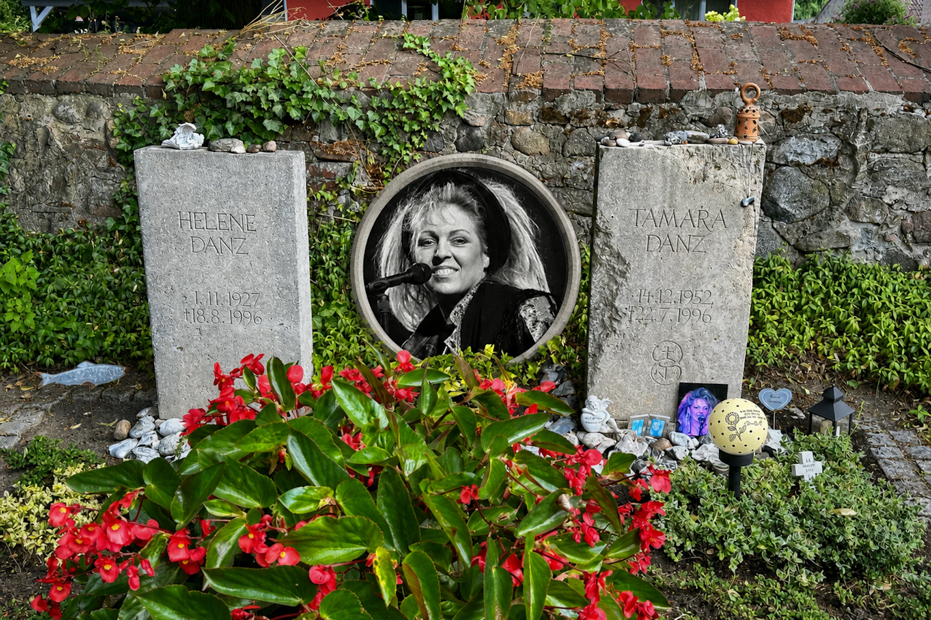 Am Mittwoch vor 30 Jahren starb die DDR-Rocklegende Tamara Danz. Auf dem Friedhof in Münchehofe ist sie neben ihrer Mutter begraben.